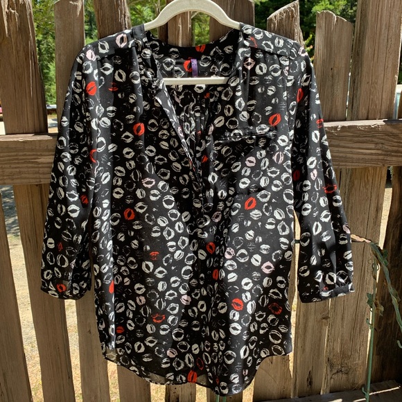 NYDJ lip print button silky long sleeve blouse top - Picture 10 of 13